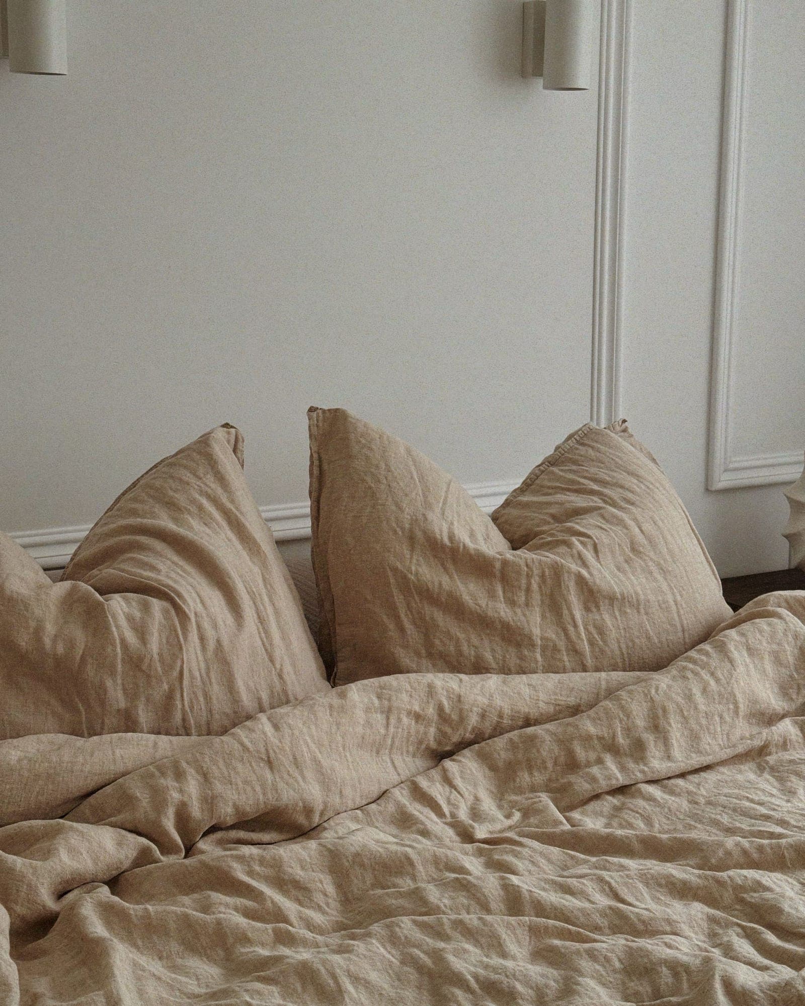 Sand-coloured sheets and pillowcases on a bed